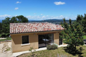 maisonnette entre bois et champs